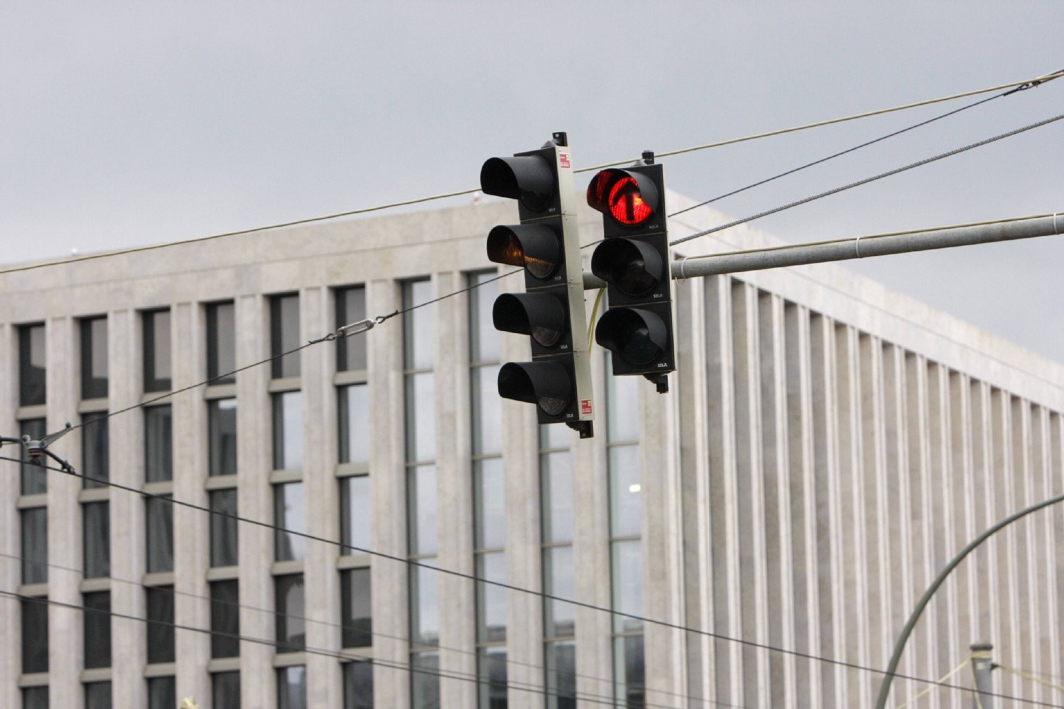 Ampeln: Der tägliche Großstadtverkehr wird durch rund 2.000 Ampeln und Lichtsignalanlagen geregelt. Nachts, wenn kaum jemand auf den Straßen unterwegs ist, nerven sie nur.