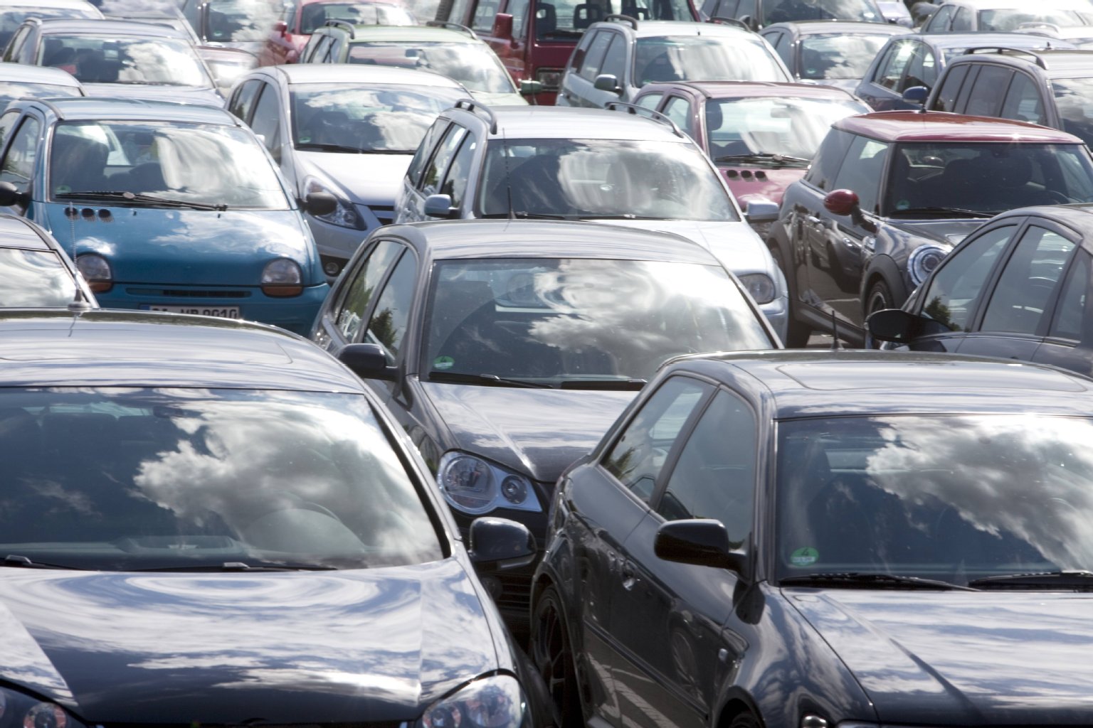 Parkplätze: 1,3 Millionen Pkw sind in Berlin gemeldet. Dazu kommt der Pendelverkehr, Besucher und Touristen. Die Suche nach einem Parkplatz hat dann was von der Nadel im Heuhaufen.