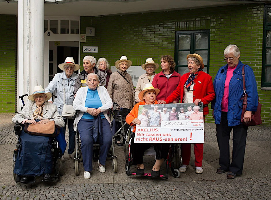 Die Senioren gingen auf die Straße, wehrten sich gegen den Mieten-Wahnsinn.