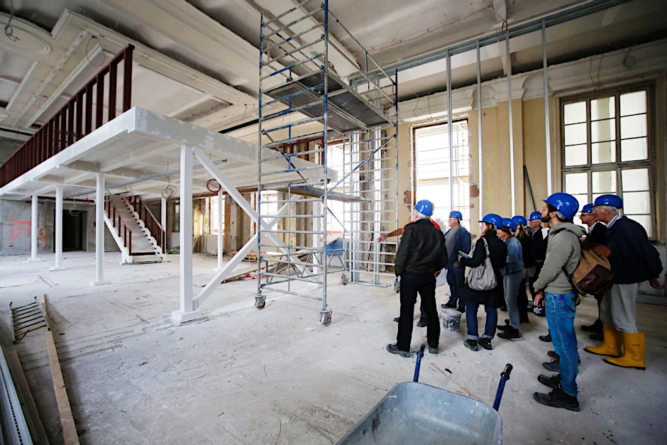 Gläsernes Büro und Konferenzraum: Da staunen die Besucher der Staatsopern-Baustelle.
