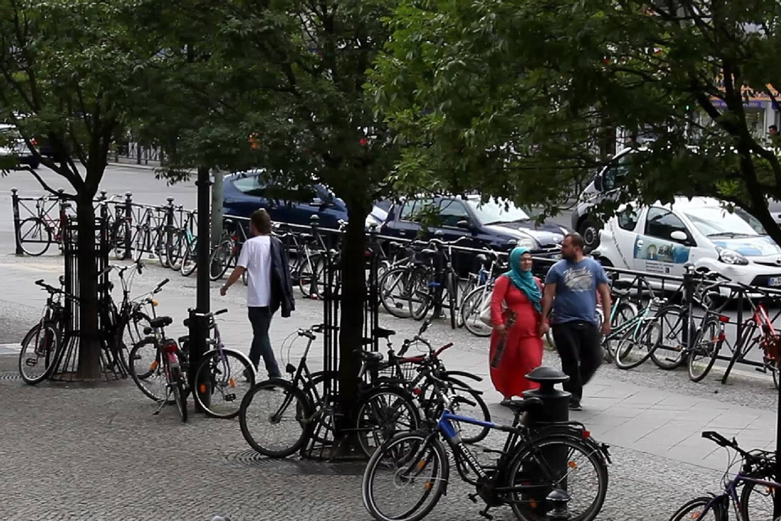 Der KURIER-Reporter am Rathaus Neukölln: Sein Israel-Shirt erregt Aufmerksamkeit. Dieses Paar schaut dem Reporter hinterher.