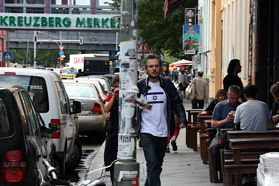 Der KURIER-Reporter am Rathaus Neukölln: Sein Israel-Shirt erregt Aufmerksamkeit. Dieses Paar schaut dem Reporter hinterher.