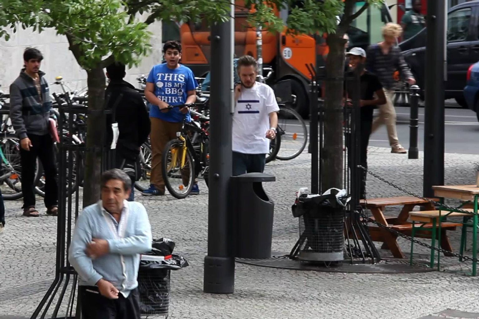 Auch in Neukölln wagt sich der Reporter mit dem Israel-Shirt auf die Straße. Irgendwann hört er, wie ein Junge etwas hinter ihm her ruft.