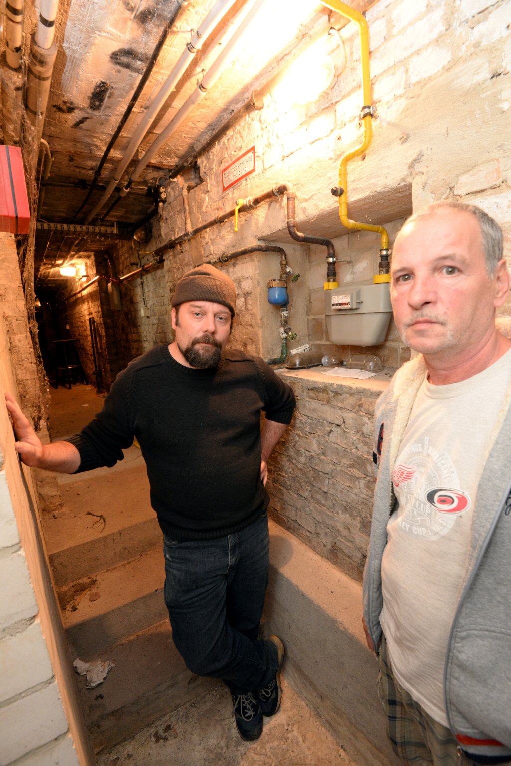 Boris Dakin (44) und Hans-Joachim Roß (58) zeigen den stillstehenden Gaszähler im Keller.