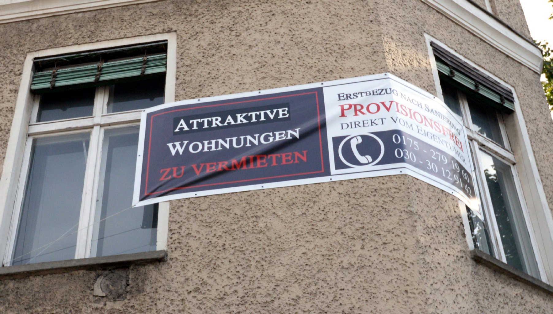 "Attraktive Wohnungen zu vermieten": Wie zum Hohn hängt dieses Plakat an der Hauswand.
