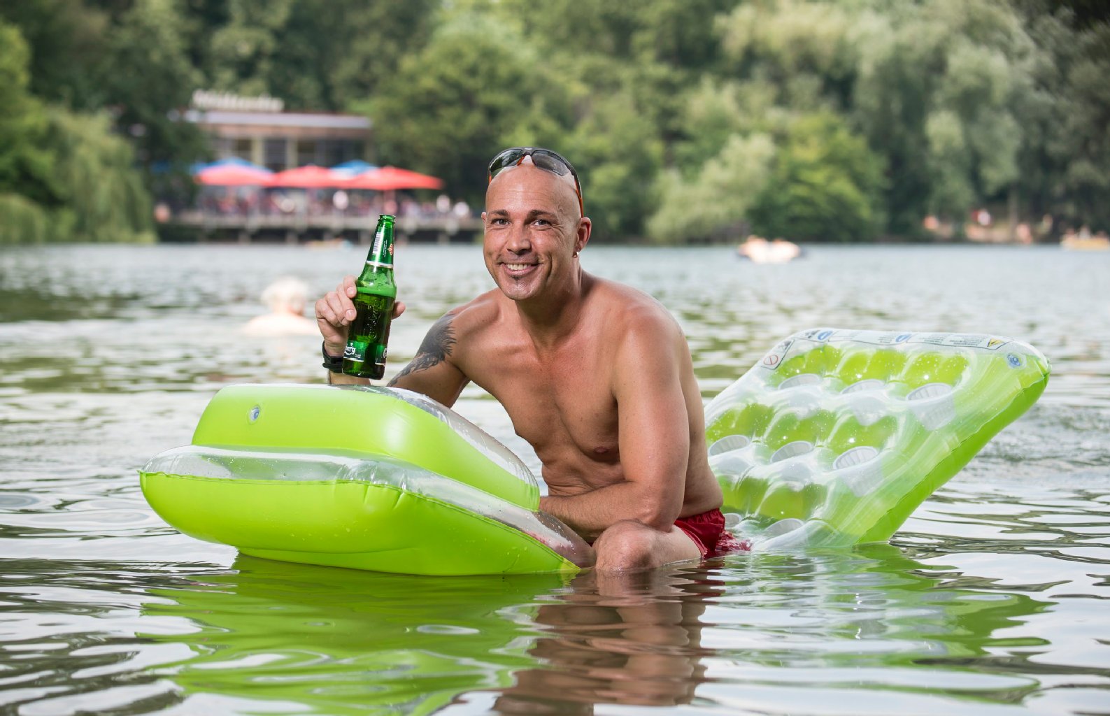 Flugzeugabfertiger Reza Jädicke (49) sagt: „Ein Bierchen ist okay, aber ich bin vorsichtig.“ Wer viel trinkt, solle lieber draußen bleiben.