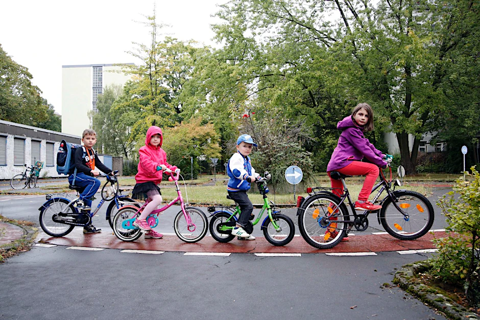 Die Schüler Leon (6), Liz (6), Jon (4) und Halina (8) protestieren gegen die Schließung ihrer Verkehrsschule. Sie sind die leidtragenden des Sparzwangs.