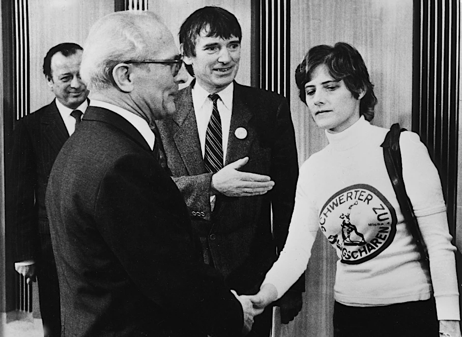 1983 besuchte Otto Schily (damals bei den Grünen) die DDR. Mit Petra Kelly wurde er von Erich Honecker empfangen.