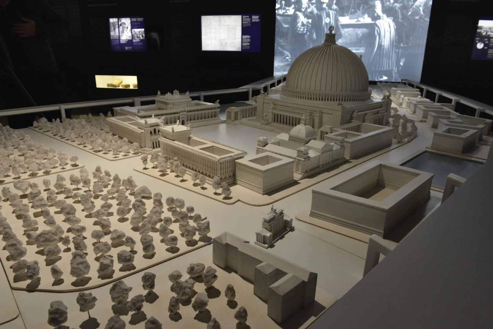 Im Visier: Hitler Und Die Große Halle – MVWEI