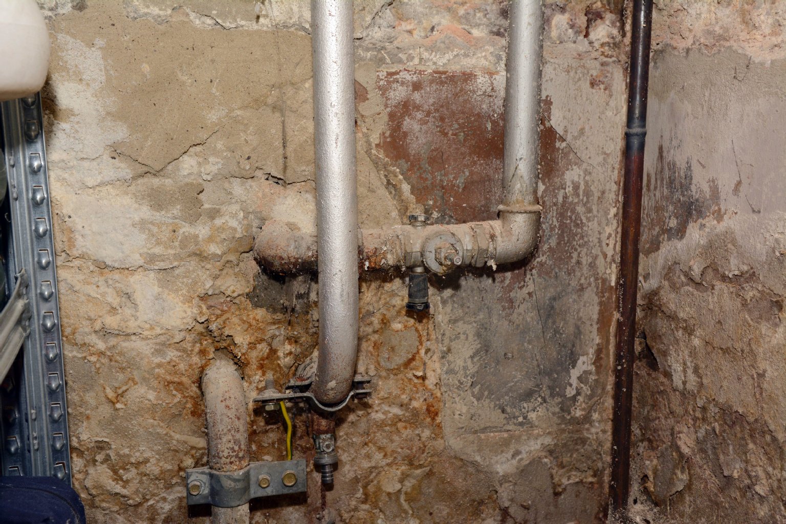Wasserrohre und Stromleitungen stammen teils aus Zeiten des Zweiten Weltkriegs.
