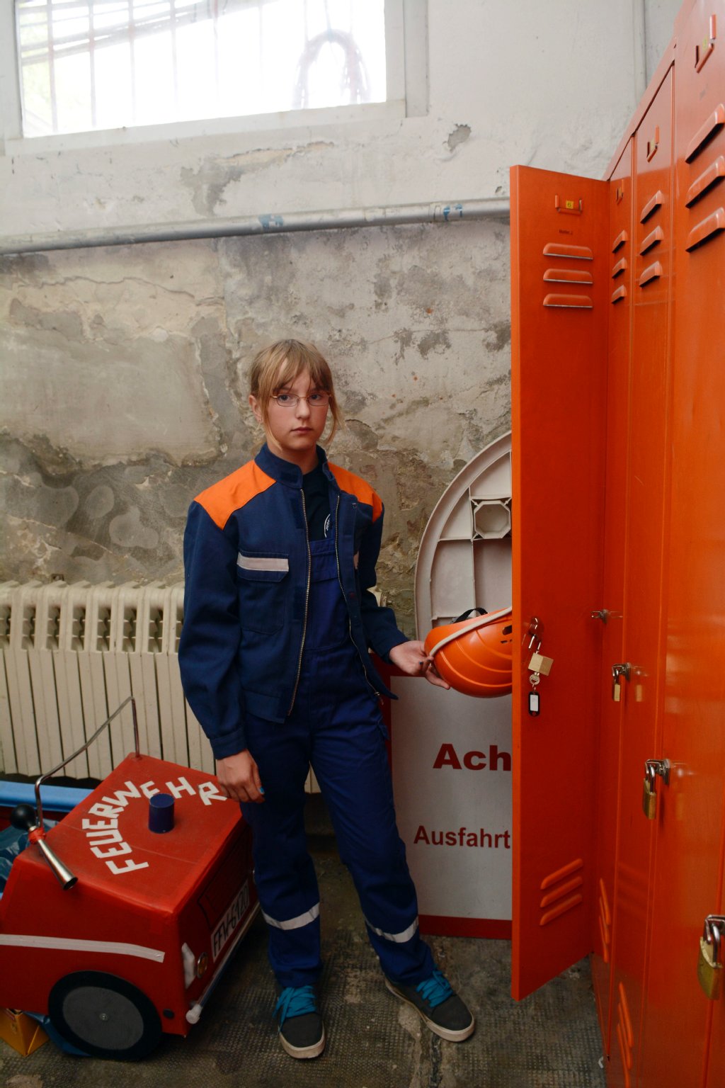 Franziska (12) in der Ekel-Umkleide: Feuchte, schimmlige Wände direkt neben den Spinden, in denen die Feuerwehr ihre Uniformen lagert.