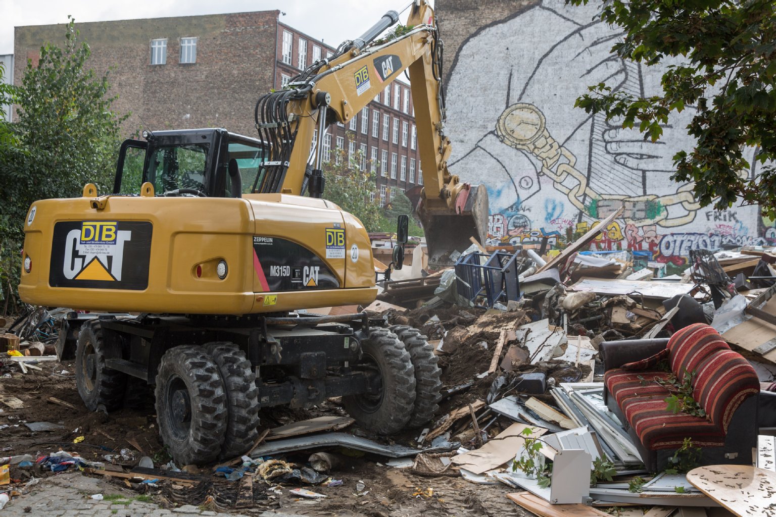 CuvryBrache Hier wird das Elend weggebaggert