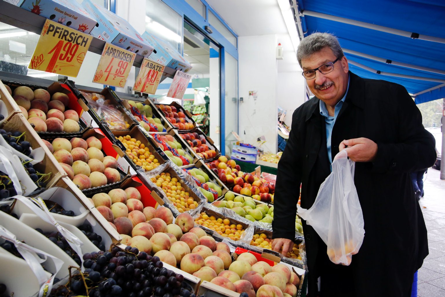 Ralf Wieland kauft Obst im türkischen Supermarkt.