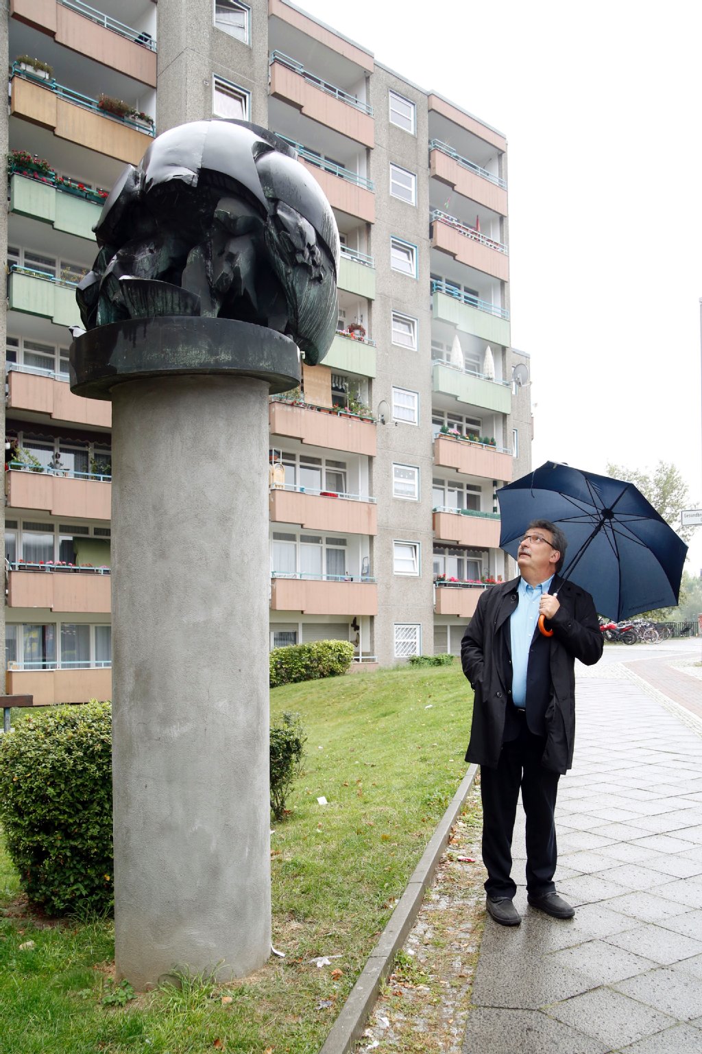 Zwischenstopp am Hertha-Denkmal: Es erinnert mit einem Fußball an das einstige Vereinsgelände.