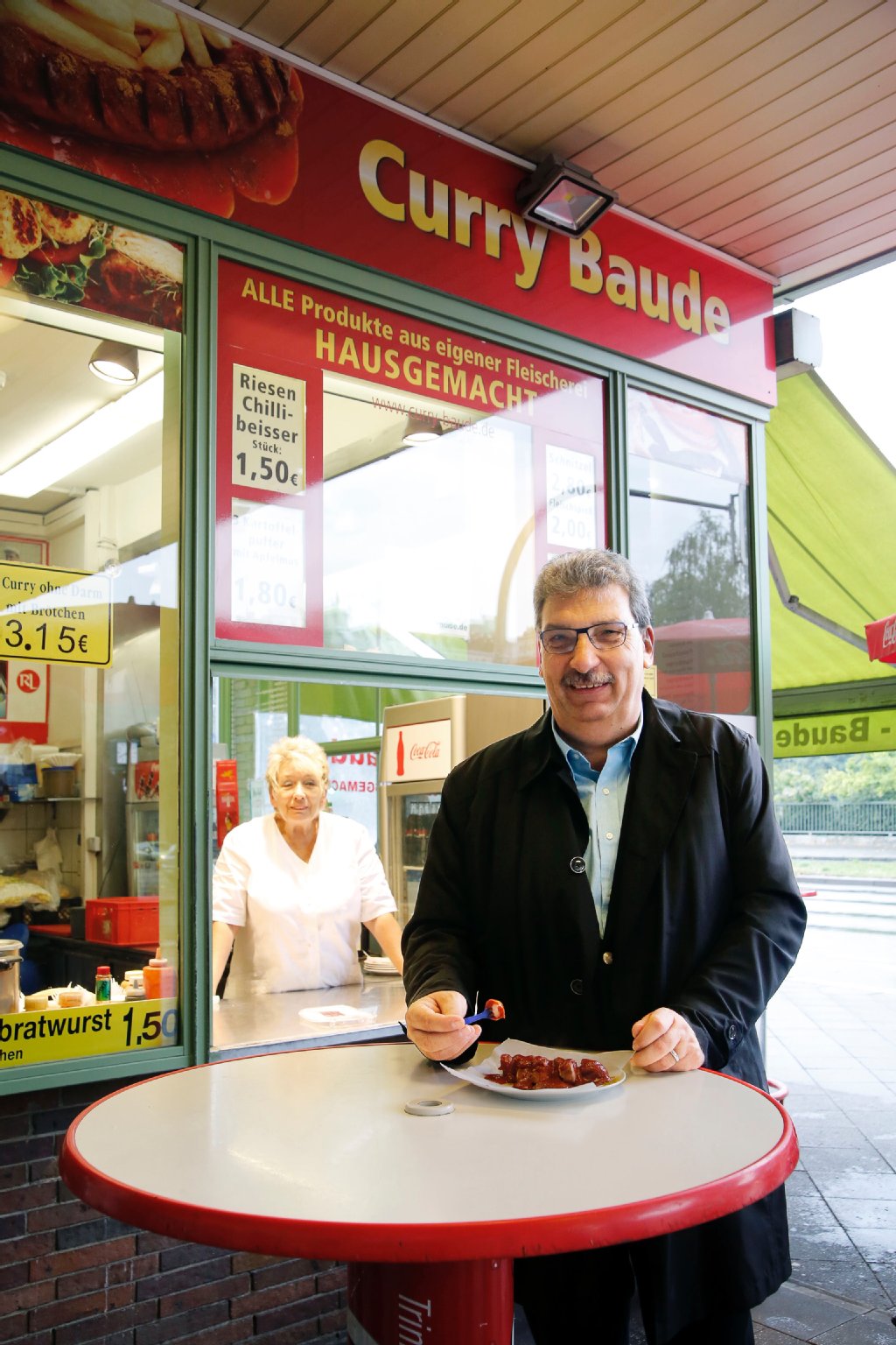 Der SPD-Mann mag es volksnah: Wieland gönnt sich an der „Curry Baude“ am Bahnhof ’ne Wurst.