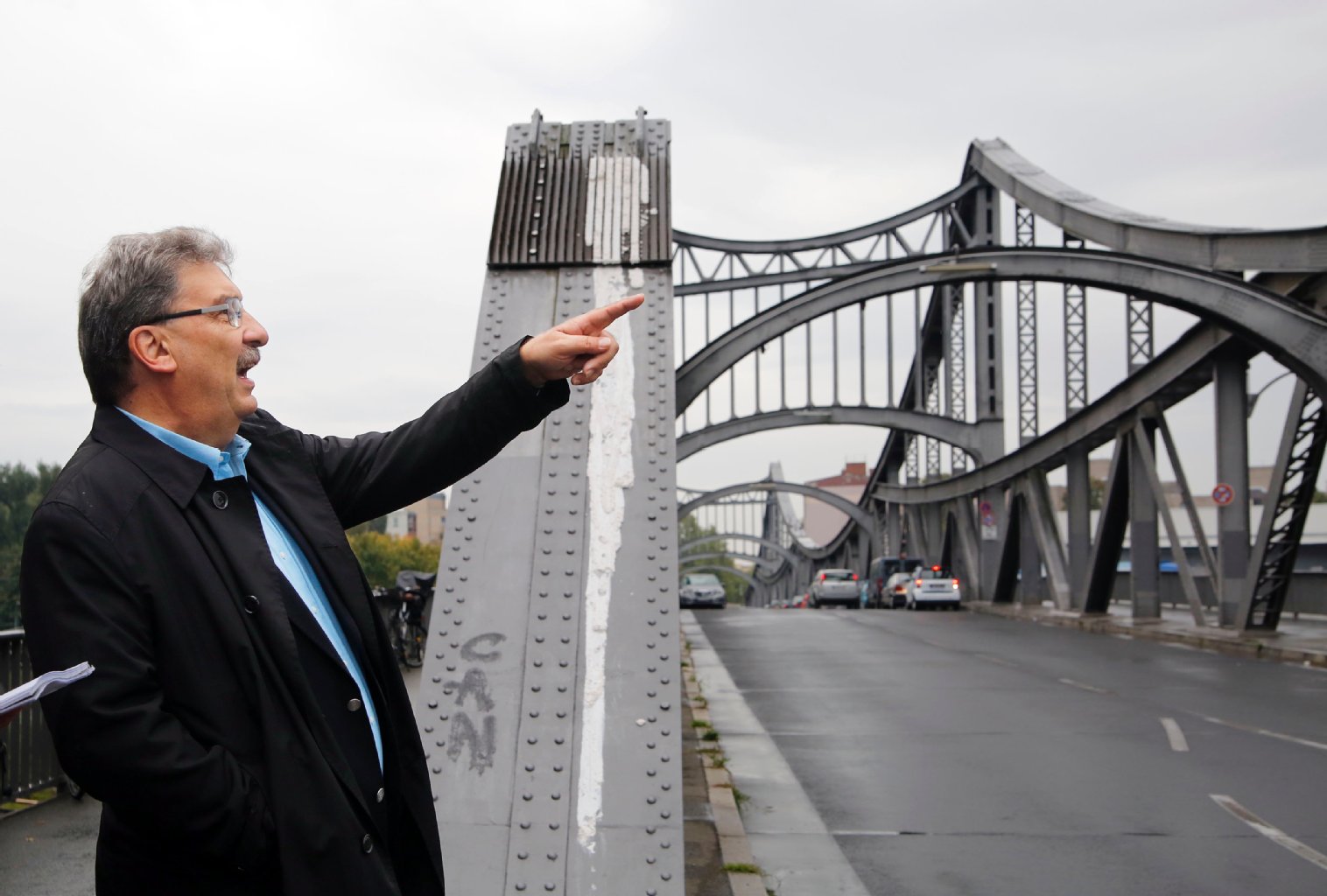 Seht her, das ist mein Kiez! Ralf Wieland erklärt an der Millionen-Brücke, wie sich sein Wedding in den letzten 40 Jahren verändert hat. Er selbst zog 1977 dorthin.