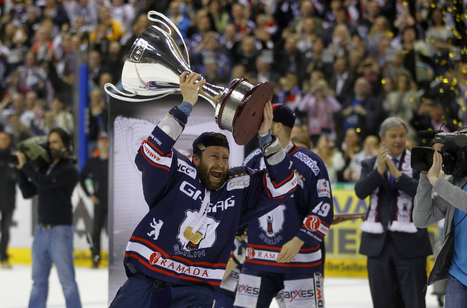 Image - EHC-Legende: Eisbären machen Felles 11 zum Trikot-Denkmal