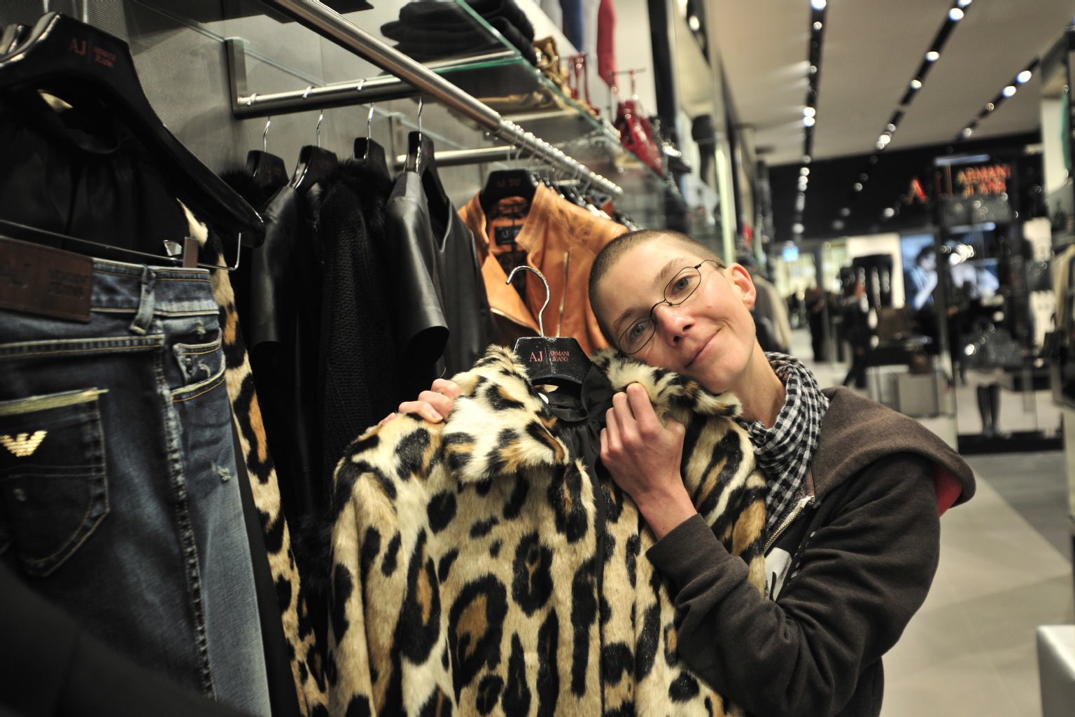Bei Armani-Jeans kostet dieser Kunstfell-Mantel 455 Euro.