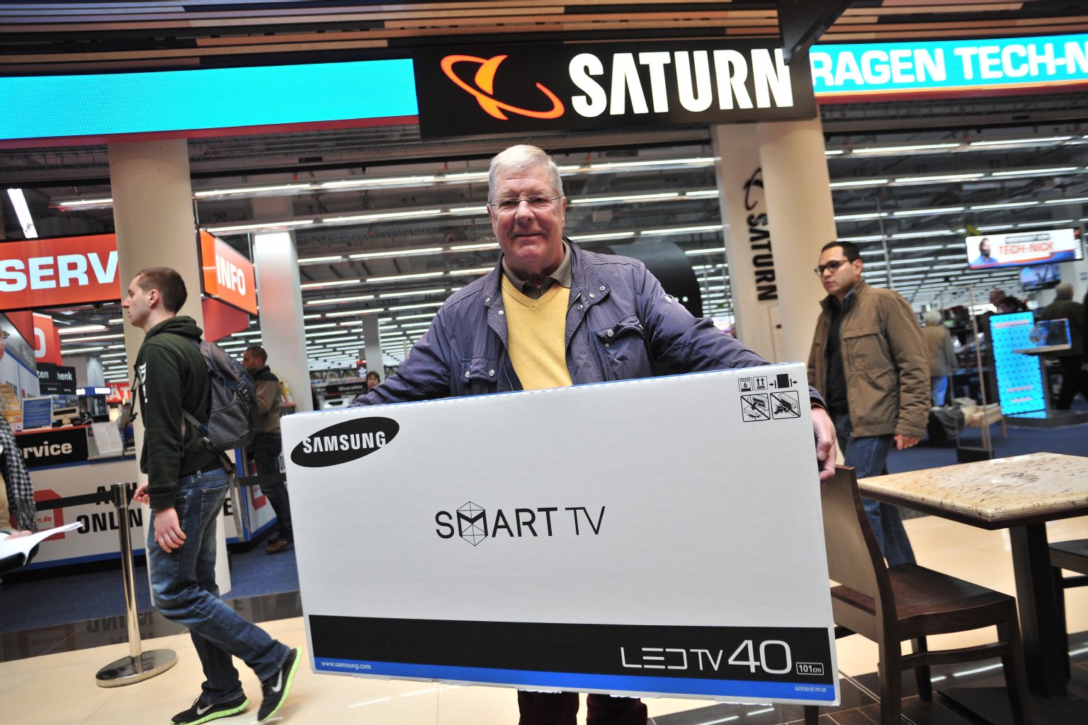 Günstiger: Der Flatscreen für 395 Euro, für den Horst (70) aus Westend angereist ist.