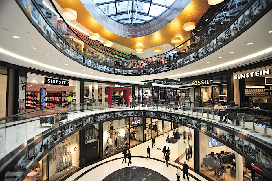 Die Mall of Berlin glänzt. Doch hält sie dem Vergleich mit dem Wertheim-Kaufhaus stand?