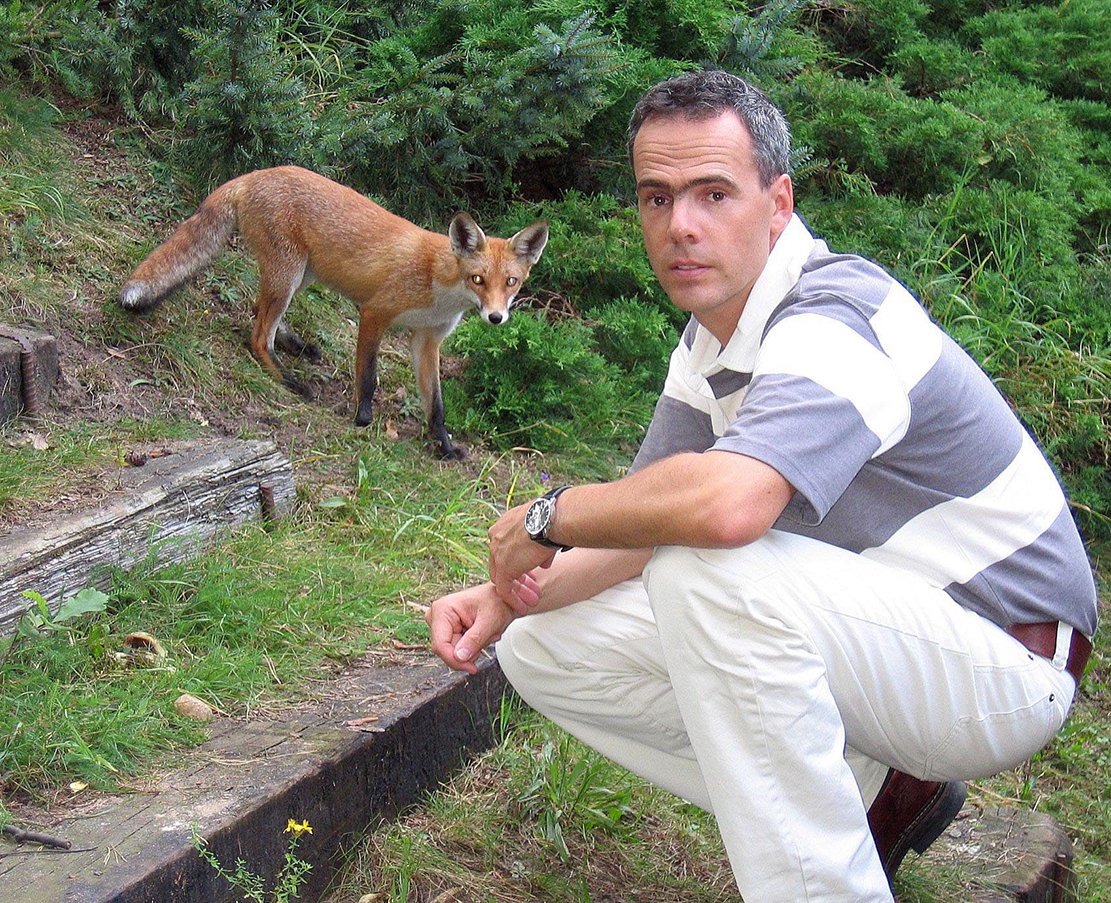Der Beauftragte für Wildtierforschung Derk Ehlert mit einem zahmen Fuchs.