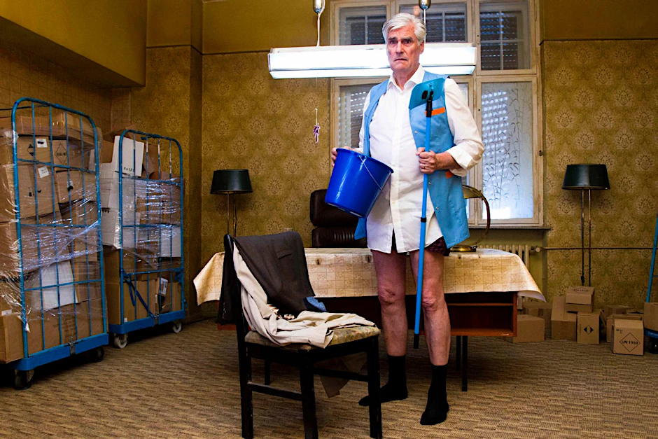 Theo Schlikker (Sky du Mont) wird mit einem einfachen, aber effizienten Trick von den vier "Schlikkerfrauen" der Filiale in Berlin-Moabit festgehalten - sie ziehen ihm Schuhe und Hose aus!
