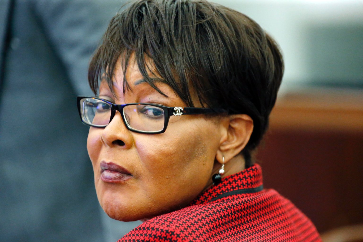 Image - Po-Pfuscherin: Mordwaffe Silikon