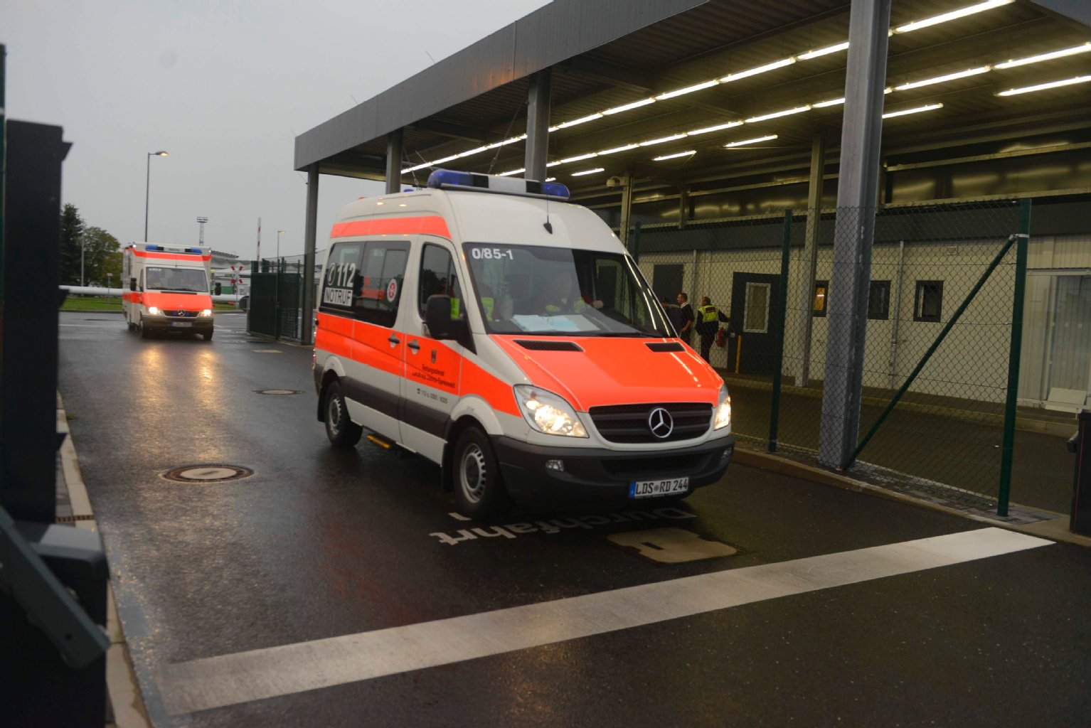 Rettungsdienst-Fahrzeuge des Landkreises Dahme-Spree rückten am 26. September in Schönefeld an.