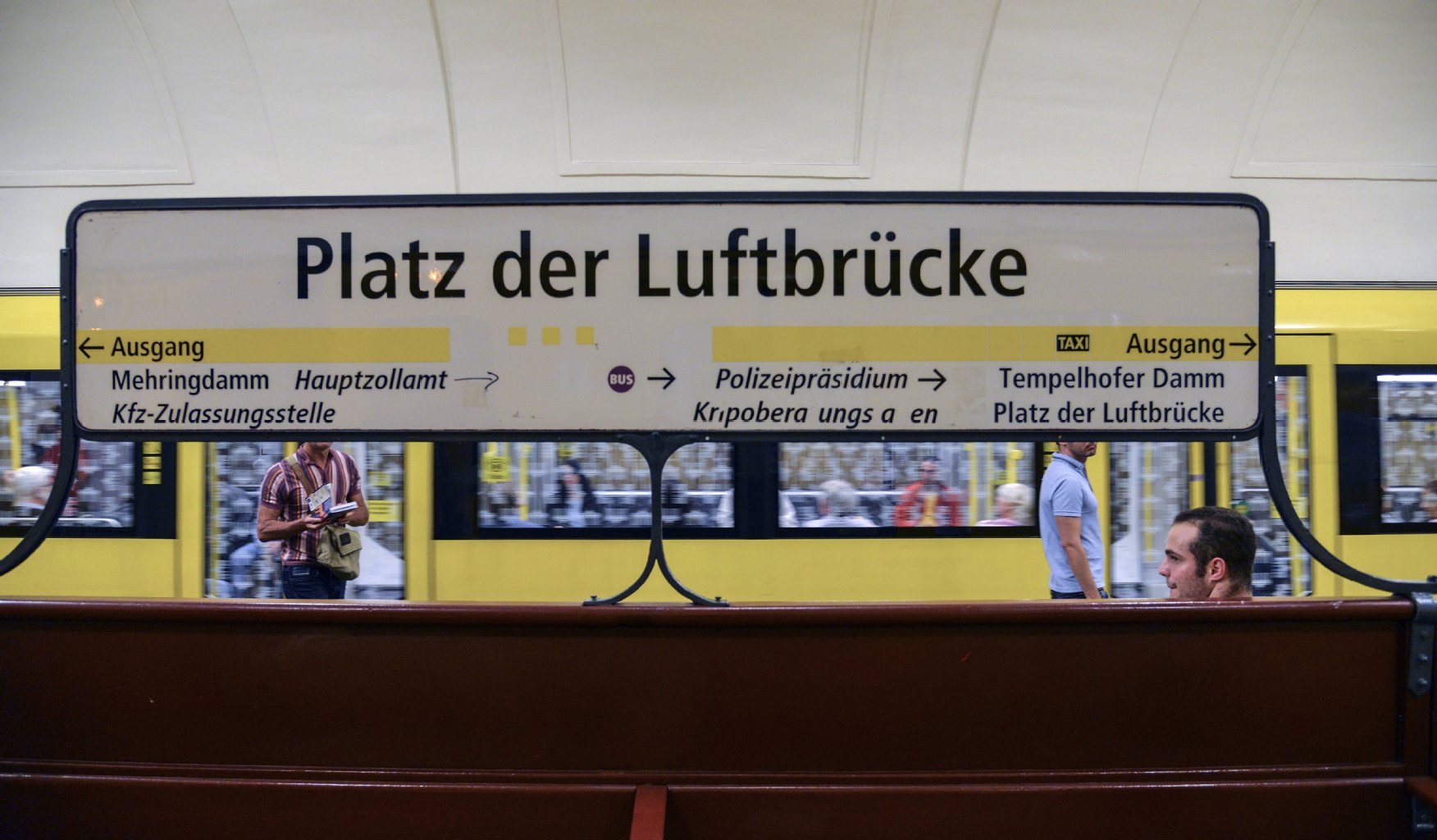 Mädchen "falsch angeschaut": Jugendliche im U-Bahnhof Platz der Luftbrücke brutal verprügelt