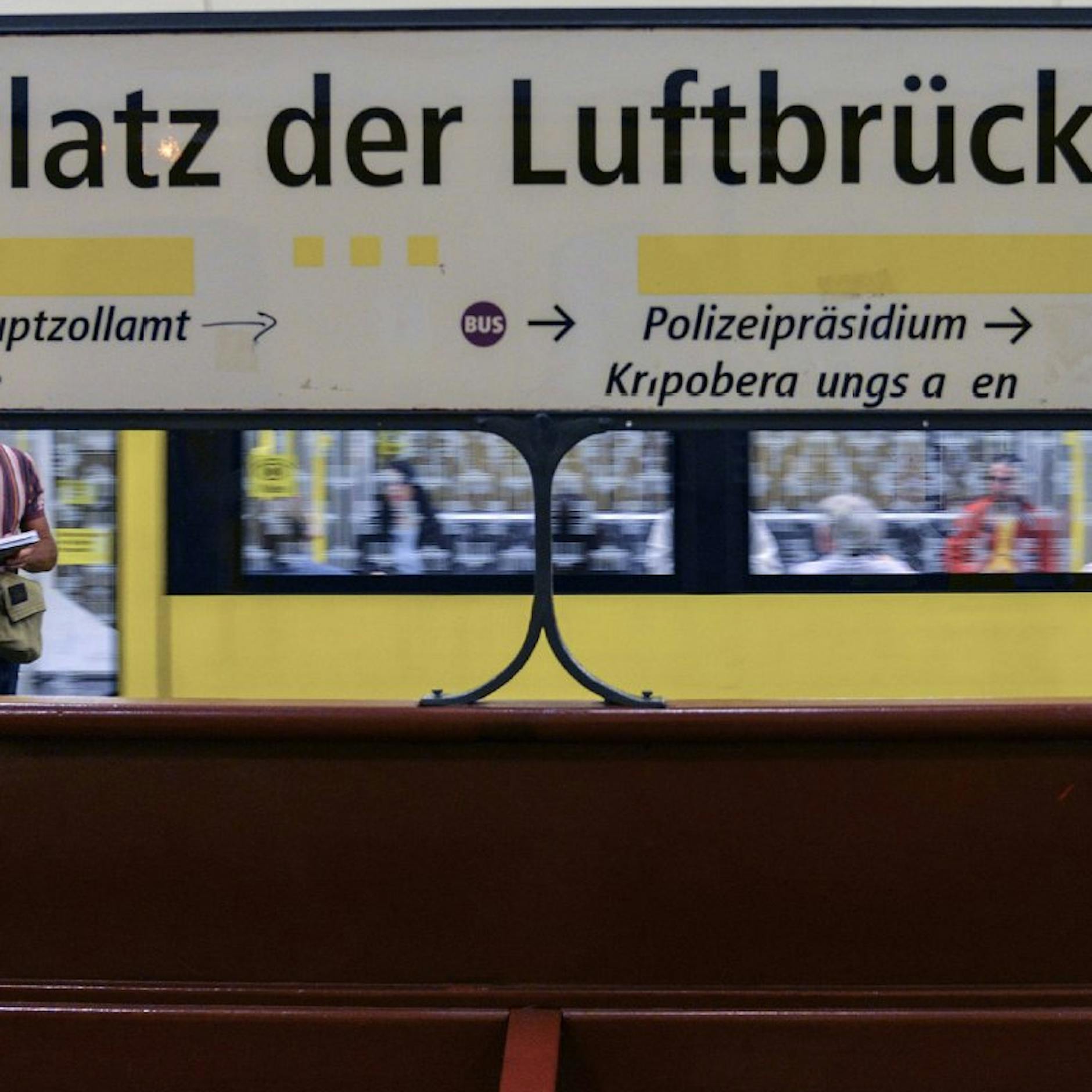 Mädchen "falsch angeschaut": Jugendliche im U-Bahnhof Platz der Luftbrücke brutal verprügelt