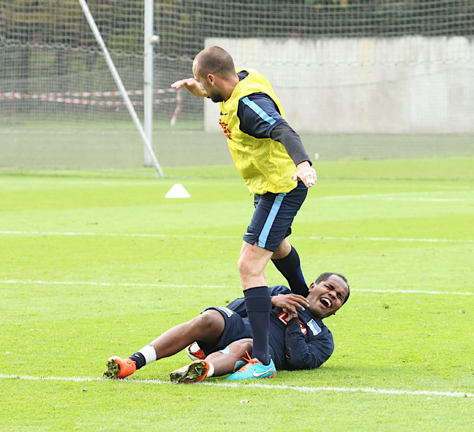 Heitinga trifft den am Boden liegenden Ronny am Kopf, das gefällt dem Brasilianer gar nicht.