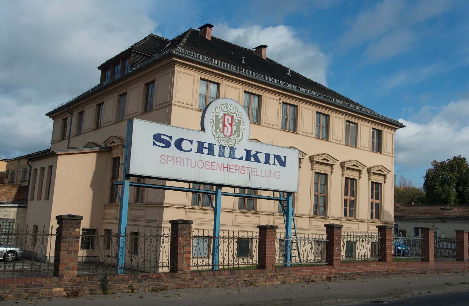 Blick auf das Schilkin-Hauptgebäude von der B1 aus.
