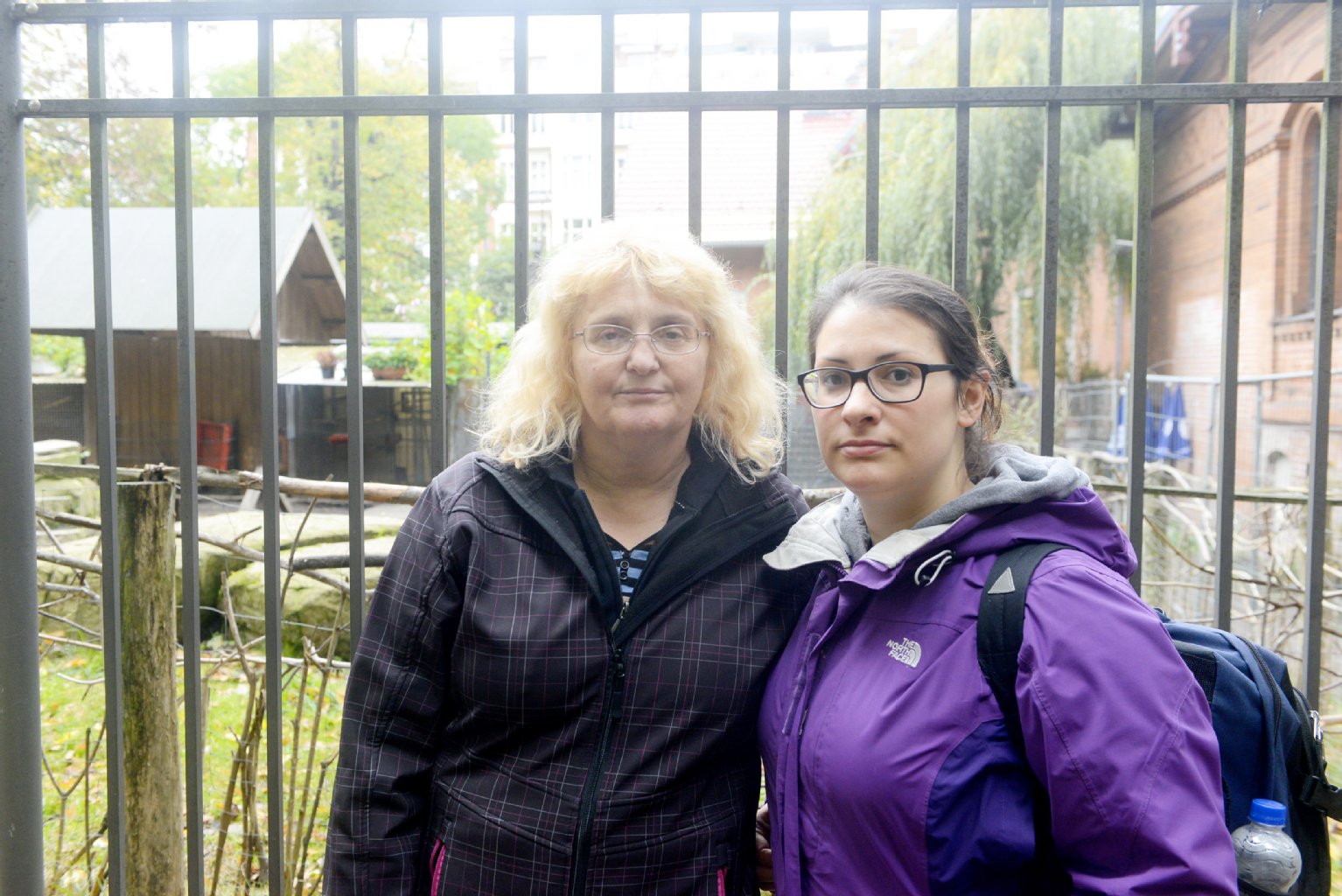 ...und die Anwohnerinnen Meray und Karin wollen den Mini-Zoo zurück.