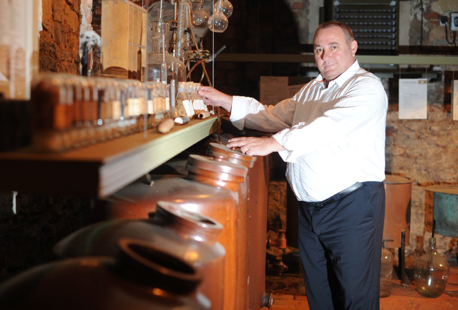 Der Vertriebsleiter Hans-Jörg Ullrich im Gewölbekeller des Gutshofes Kaulsdorf an einer uralten Abfüllanlage für Spirituosen.