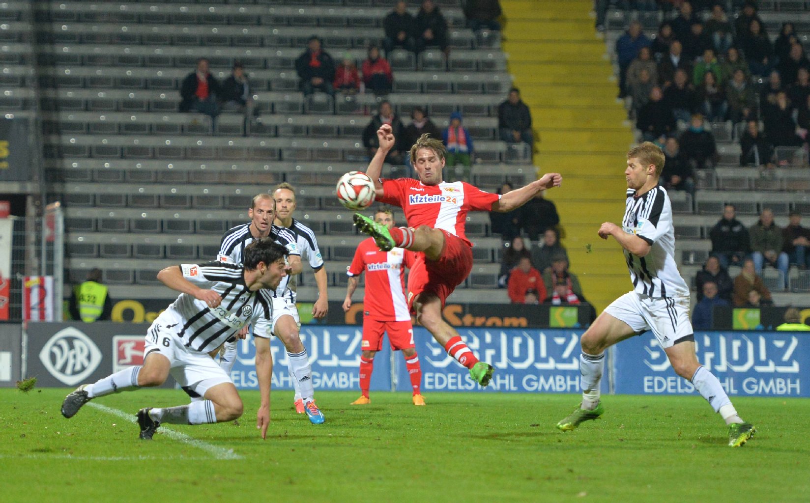Der Moment der Erlösung: Sören Brandy trifft artistisch zum 2:1 in Aalen.