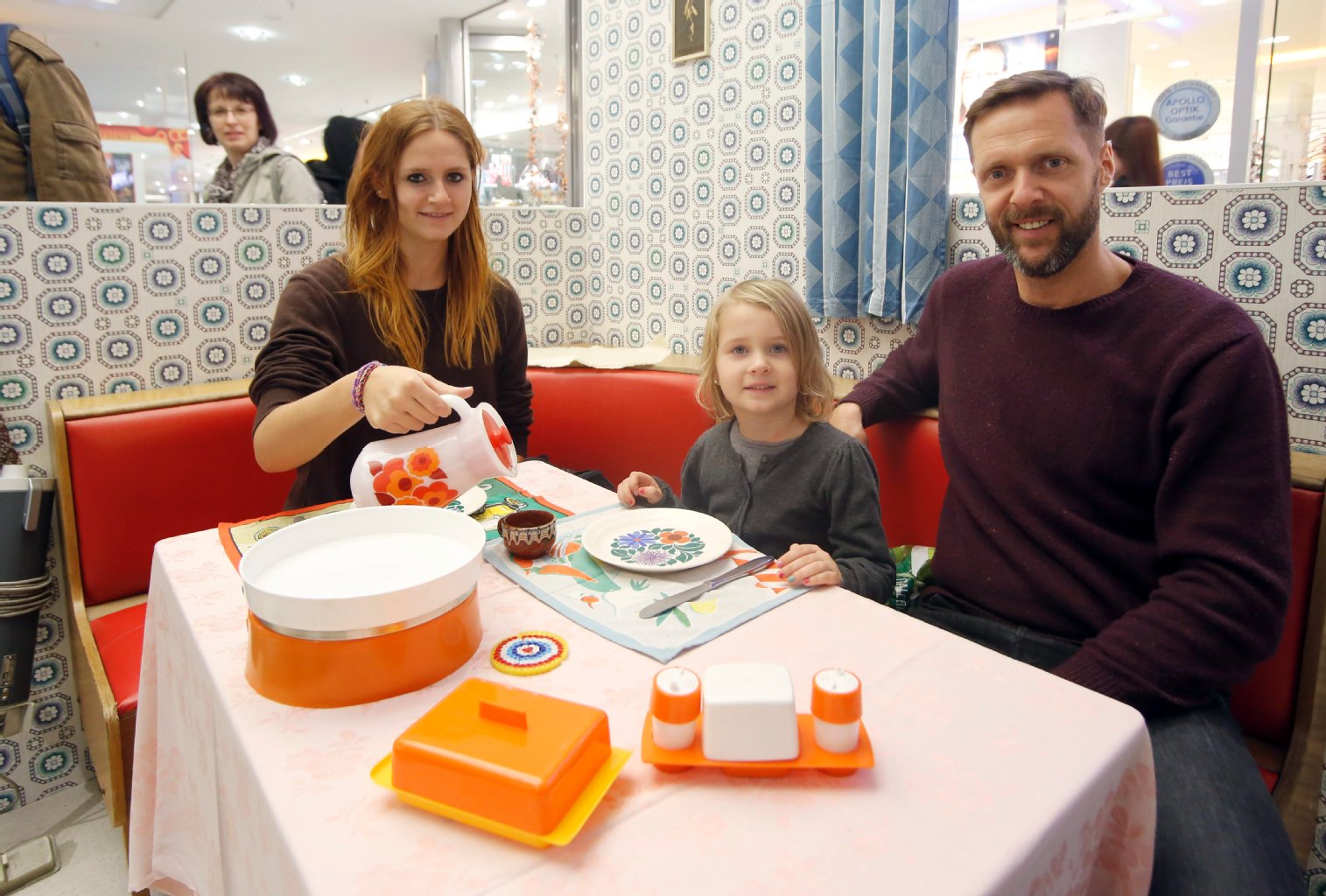 Stefan Nehls (42) aus Mitte zeigt seinen Töchtern Anastasia (16) und Henriette (4) das bunte DDR-Geschirr. Das findet Anastasia ziemlich kitschig.