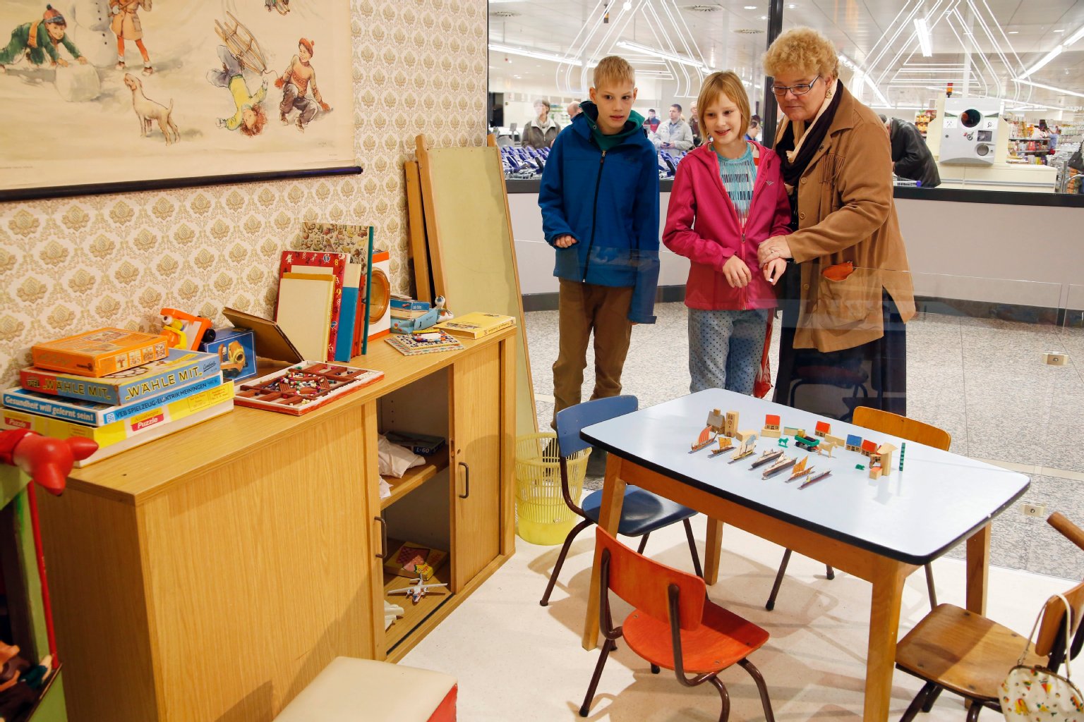 Barbara Kebelmann (61) aus Lichtenberg zeigt ihren Enkeln Julia (10) und Max (12) das DDR-Spielzeug. „Das war noch viel robuster“, findet die Lehrerin.