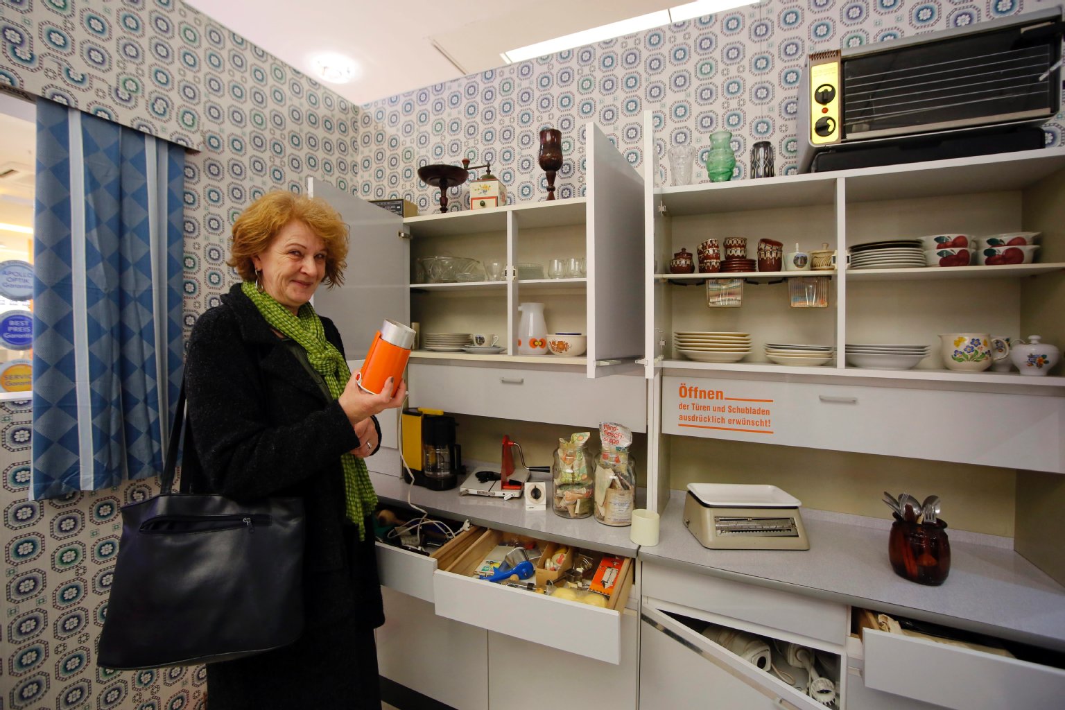 Barbara Borowski (56) aus Wilmersdorf hat 50 Jahre in Salzwedel gelebt und liebt die alte DDR-Kaffeemühle, die sie schon lange auf Flohmärkten sucht.