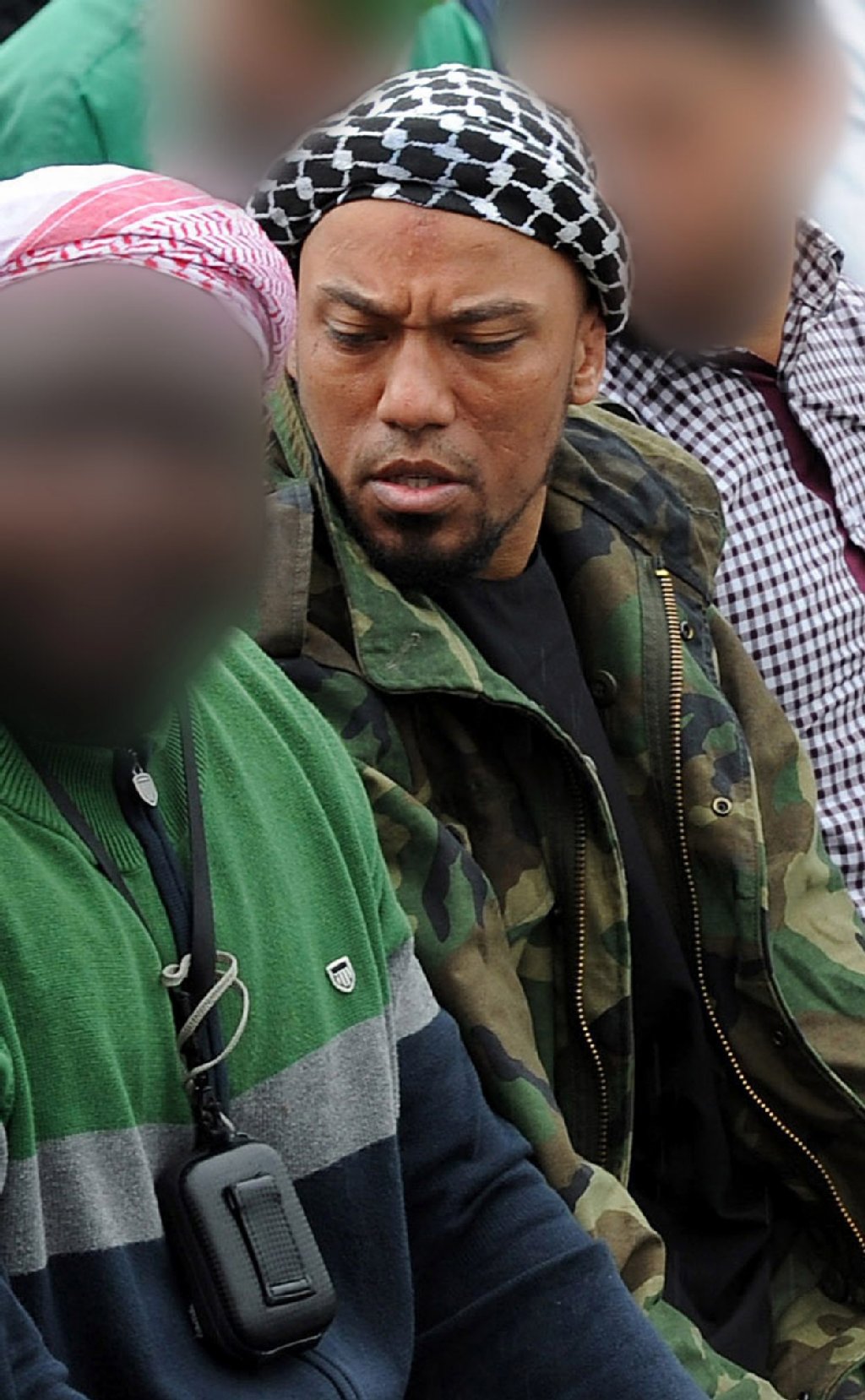 Dann wandte er sich dem radikalen Islam zu, der ein Leben vorschreibt wie zu Zeiten Mohammeds im 7. Jahrhundert.