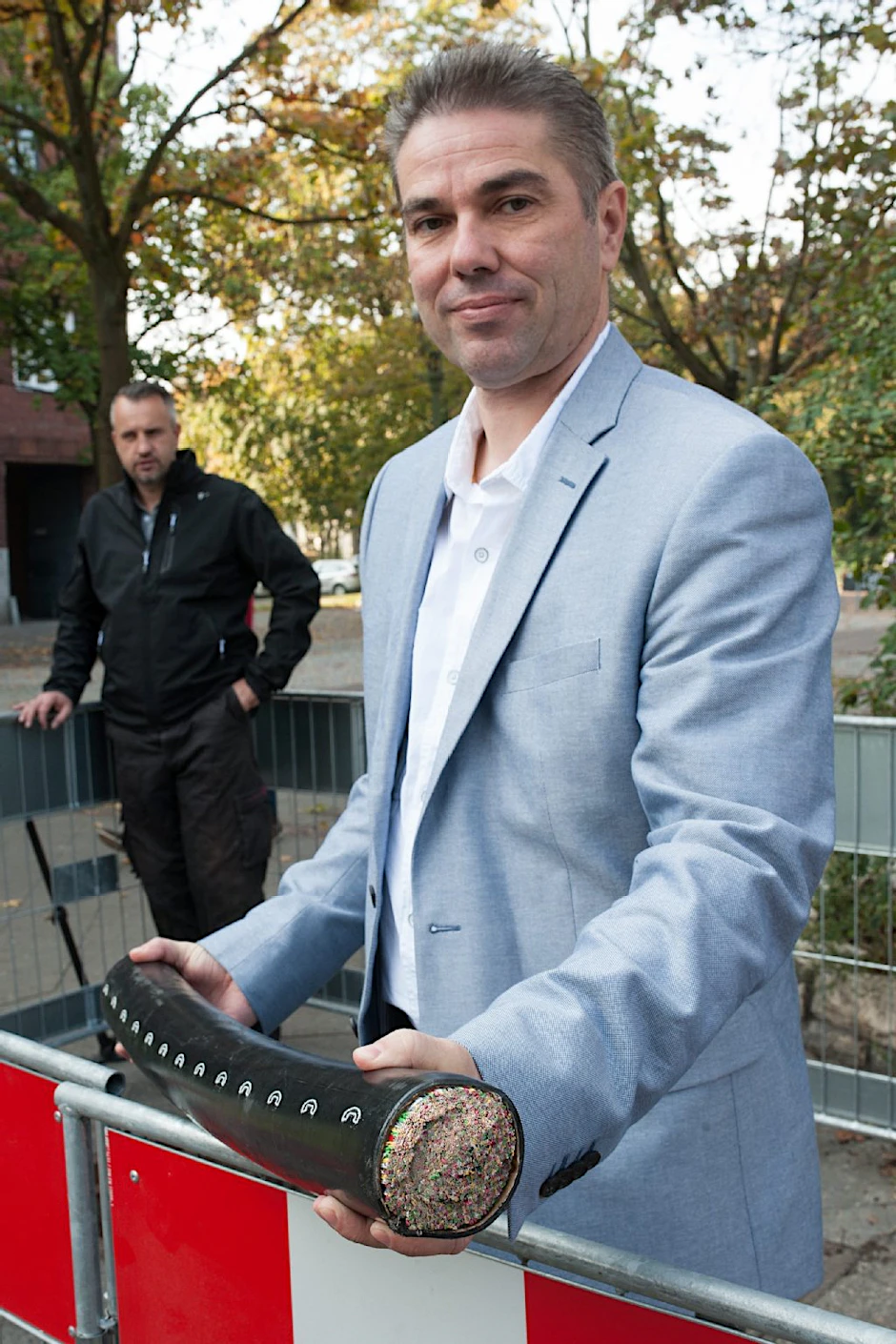 Telekom-Techniker Sven Bierend zeigt ein Hauptkabel: 1,50 Meter lang, 14 Kilo schwer.