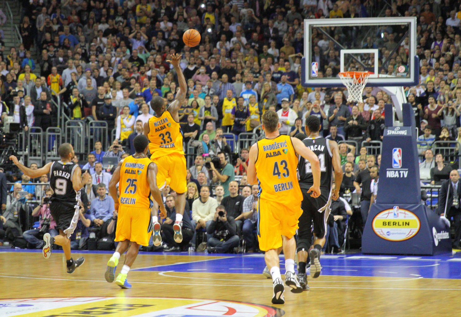 Image - Alba besiegt die Spurs: Das Basketball-Wunder und andere magische Berliner Sportmomente