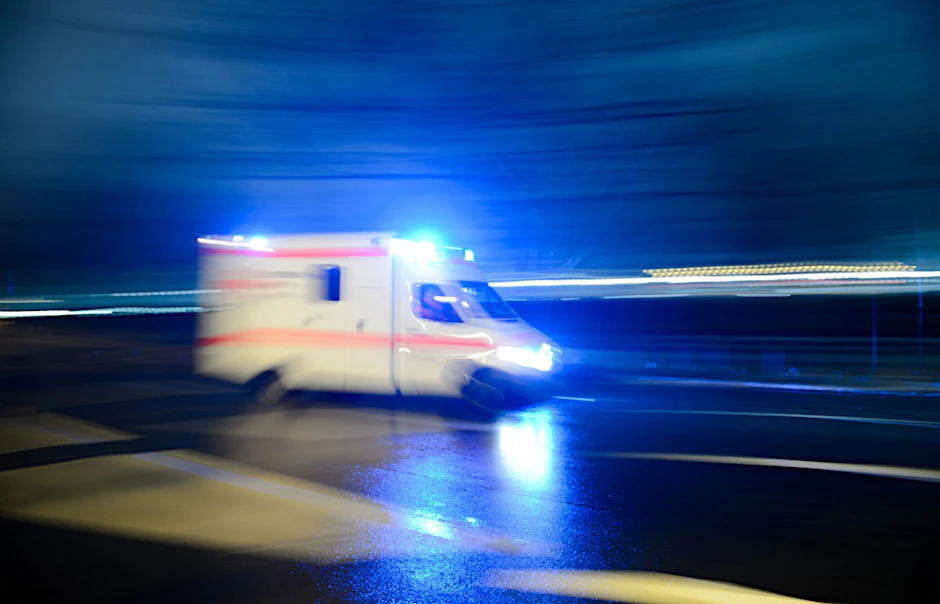 Ein Rettungswagen im Noteinsatz bei der Silvesterparty am Brandenburger Tor