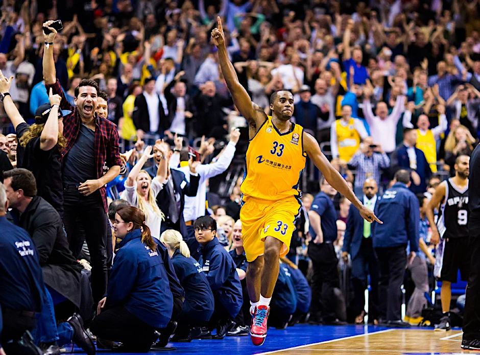 Jamel McLean und die Alba-Fans feiern den sensationellen Sieg über die San Antonio Spurs. Gelingt auch Freitag gegen Barcelona ein Wunder?