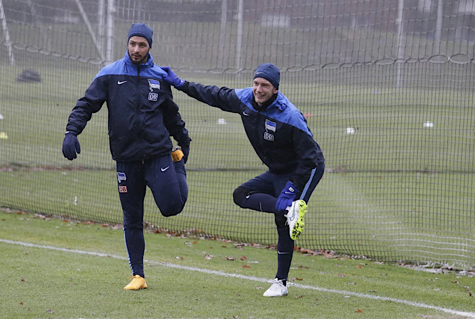 Fabian Lustenberger (r.) kann wieder lachen, hier mit Marvin Plattenhardt.