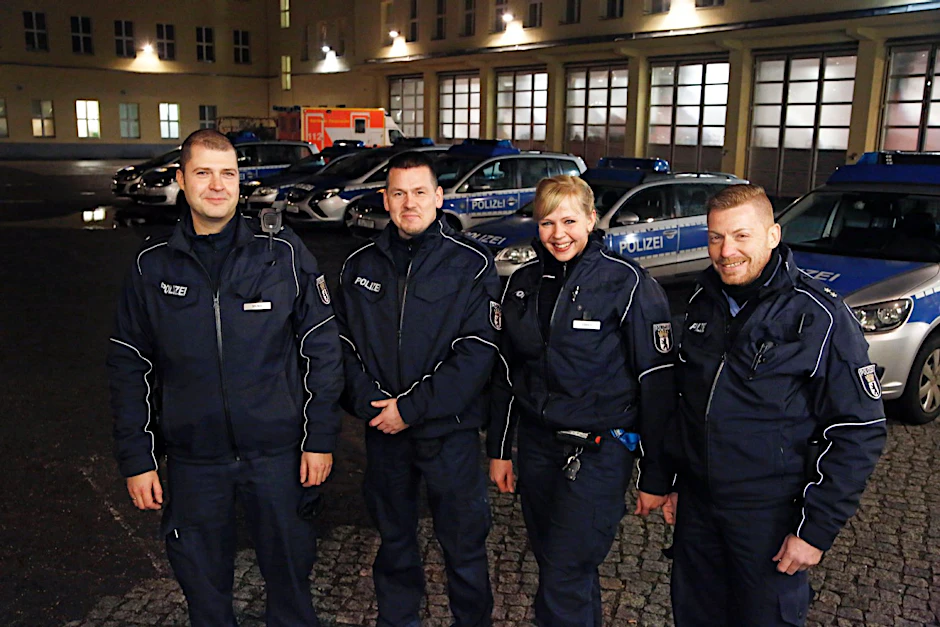 21 Uhr: Schichtbeginn. Daniel (36), René (36), Jana (33) und Enrico (42) fahren durch die Friedrichshainer Nacht.
