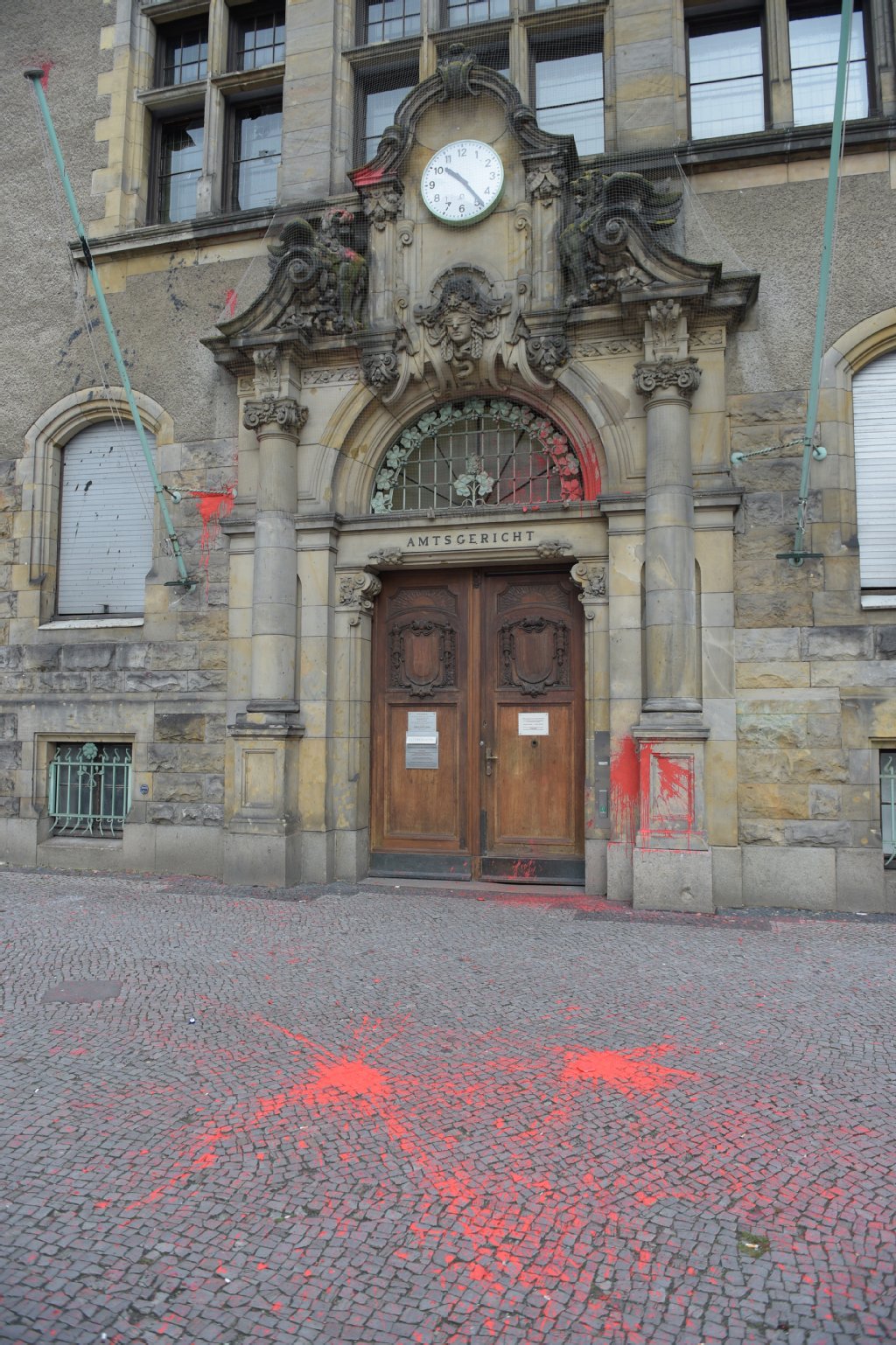 Gehwege und Wände wurden besprüht. Es gab sogar einen Angriff auf den Dienstwagen eines Sicherheitsbeamten, der an einer roten Ampel stoppten musste.