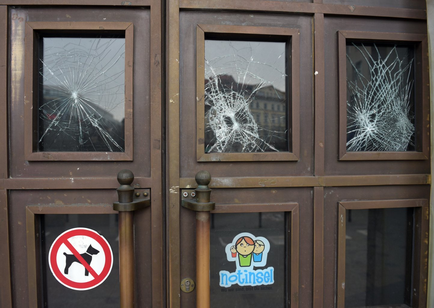 Durch die Steinwürfe zersplitterten Scheiben an der Rathaus-Tür.