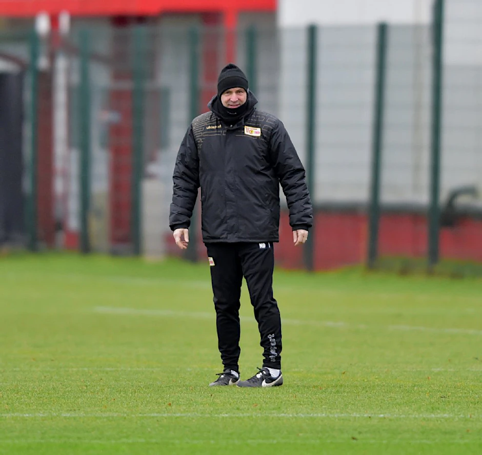 Ein Wetter, zwei Männer: Trainer Norbert Düwel hat sich ganz dick eingemummelt, ...