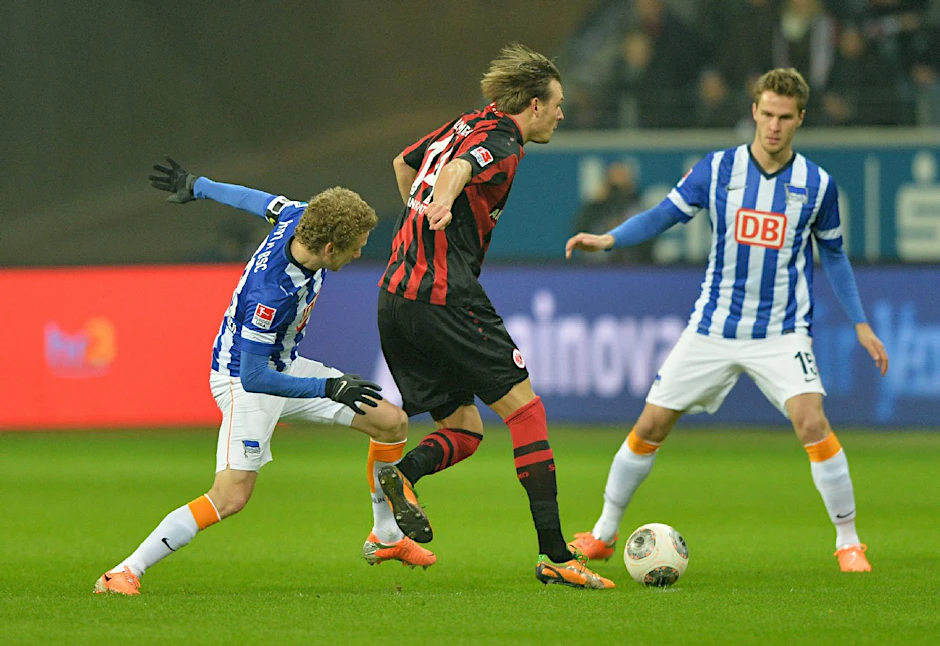 Lang ist es her! Lustenberger (l.) und Langkamp (r.) als Abwehrduo. Hier stoppen sie gemeinsam Frankfurts Torjäger Alexander Meier.