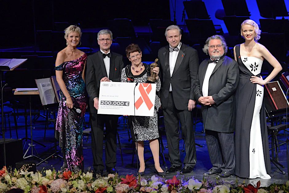 Rita Süssmuth nimmt einen 200000-Euro-Scheck von Audi entgegen. Klaus Wowereit (3. v. r.) hielt eine Laudatio...
